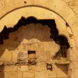 �Purtroppo sono evidenti i segni di piccone sugli affreschi che una volta adornavano le sale. Probabilmente sono stati dovuti alla damnatio memoriae voluta da Federico II di Svevia, il quale pun� i Templari per i loro atti di ribellione 